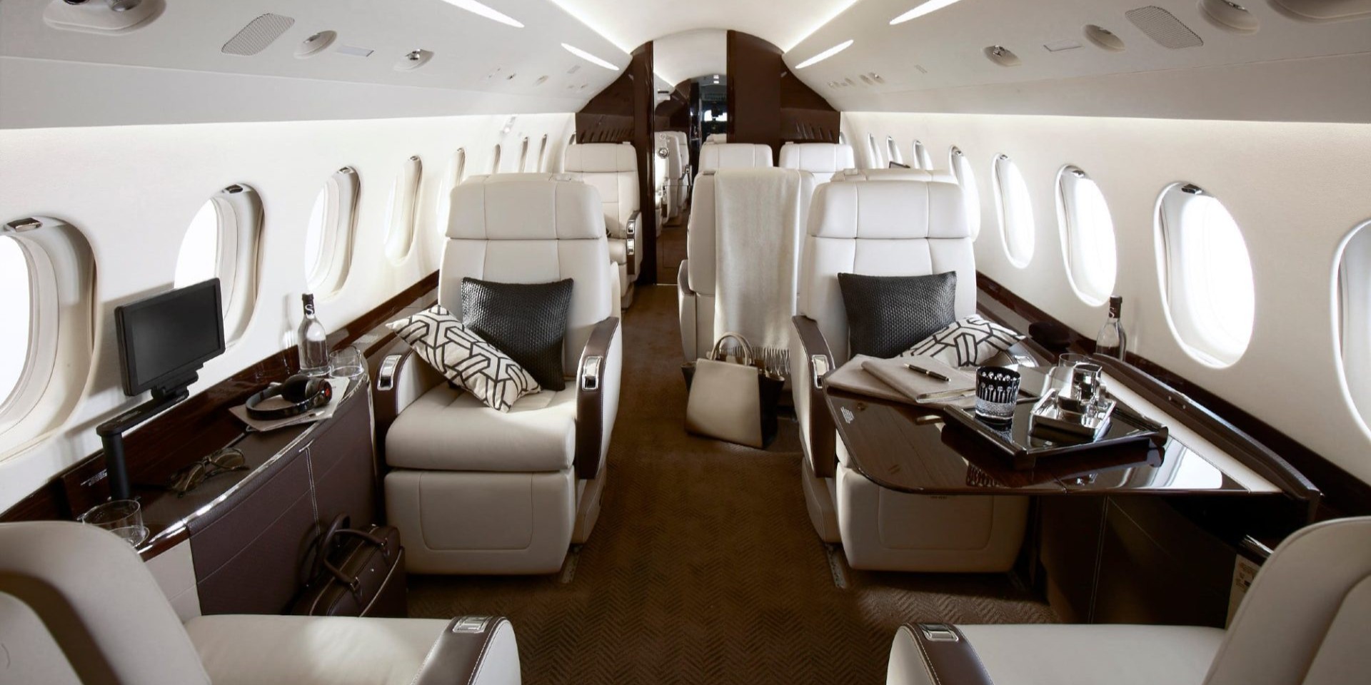 Dassault Falcon 2000 gallery image 1