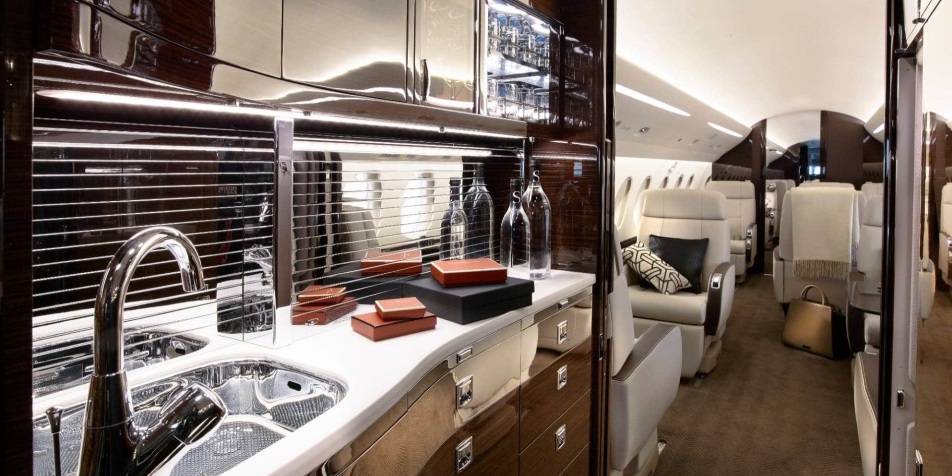 Dassault Falcon 2000 gallery image 2
