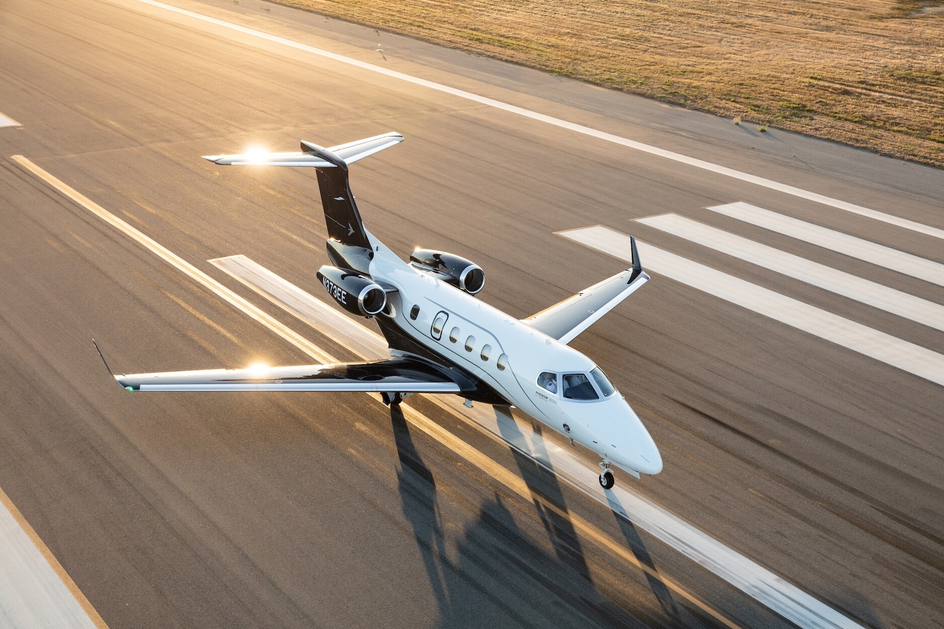 Embraer Phenom 300E op de startbaan